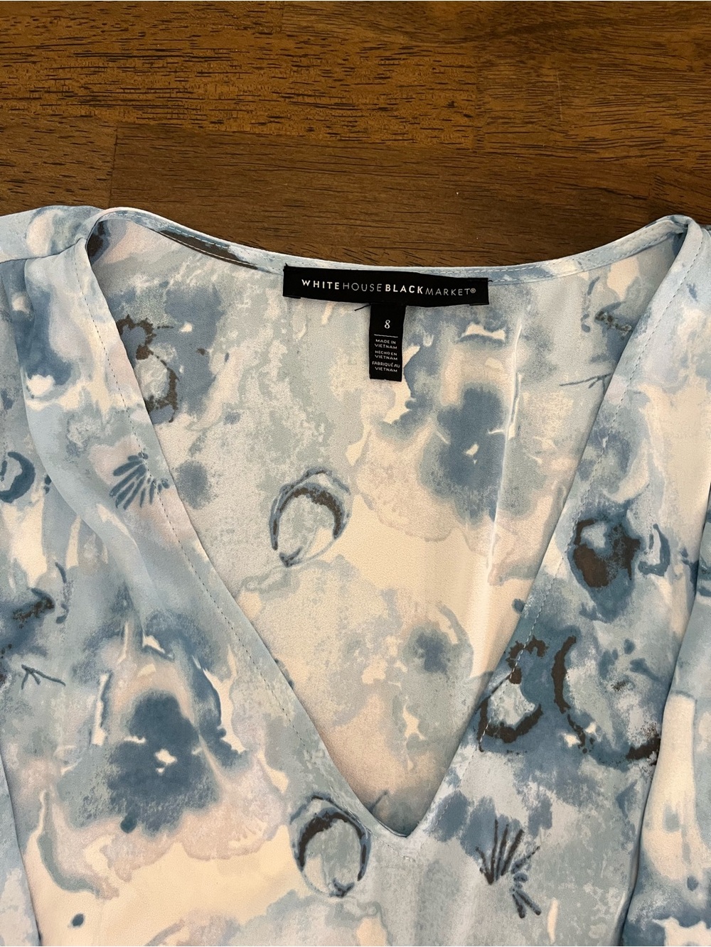 White House Black Market Blue and White Floral V-Neck Long-Sleeve Blouse Sz 8 - Picture 2 of 13